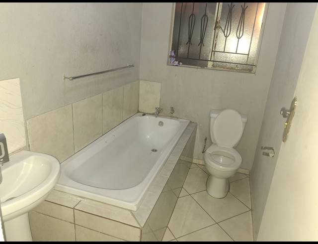 3 BEDROOM FREEHOLD TO LET IN CLAYVILLE